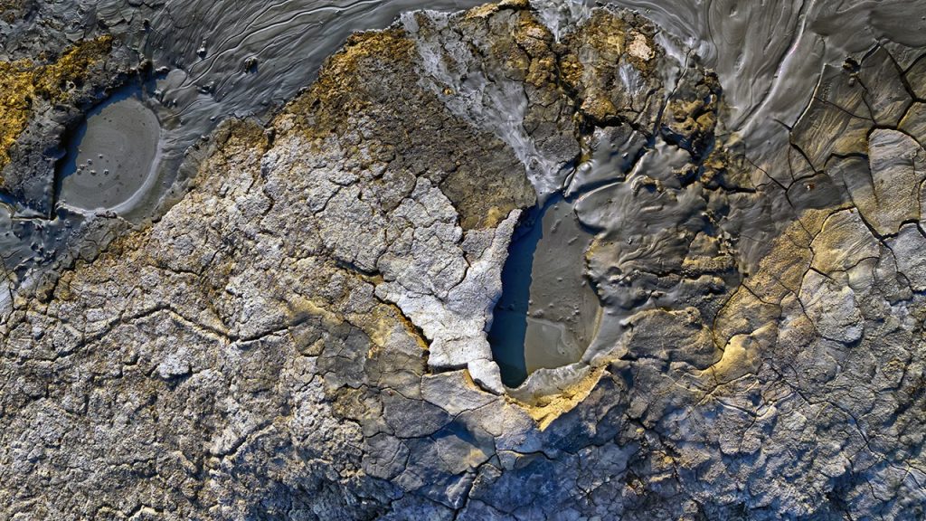 I colori dei fanghi delle Salse ripresi da un drone. Foto Roberto Carnevali