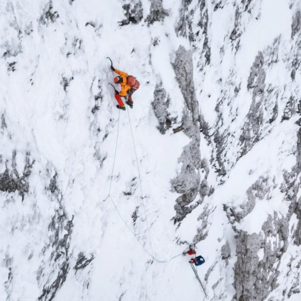 I due scalatori in azione ripresi da un drone. Foto Daniel Hugh