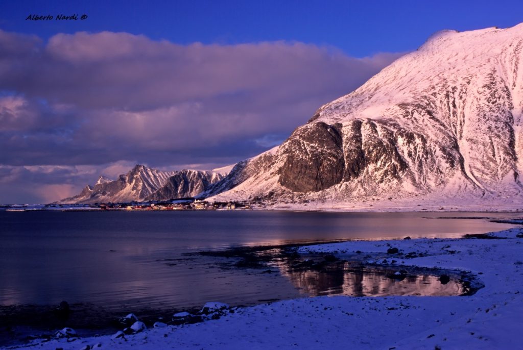 I monti innevati a pico sulla baia di Ramberg. Foto Alberto Nardi