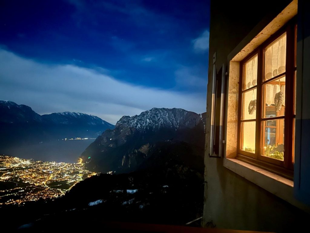 Il Lago di Garda visto dal Rifugio San Pietro. Foto FB Rifugio San Pietro