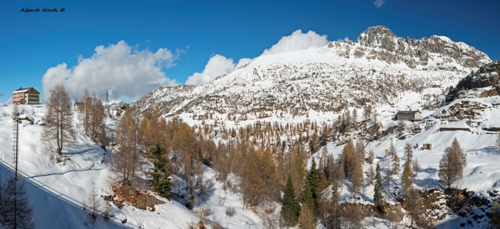 Il Pizzo del Becco (2507 m) visto dalla diga dei laghi Gemelli. Foto Alberto Nardi