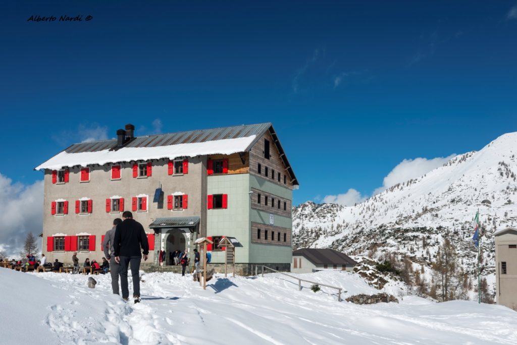Il Rifugio Laghi Gemelli. Foto Alberto Nardi