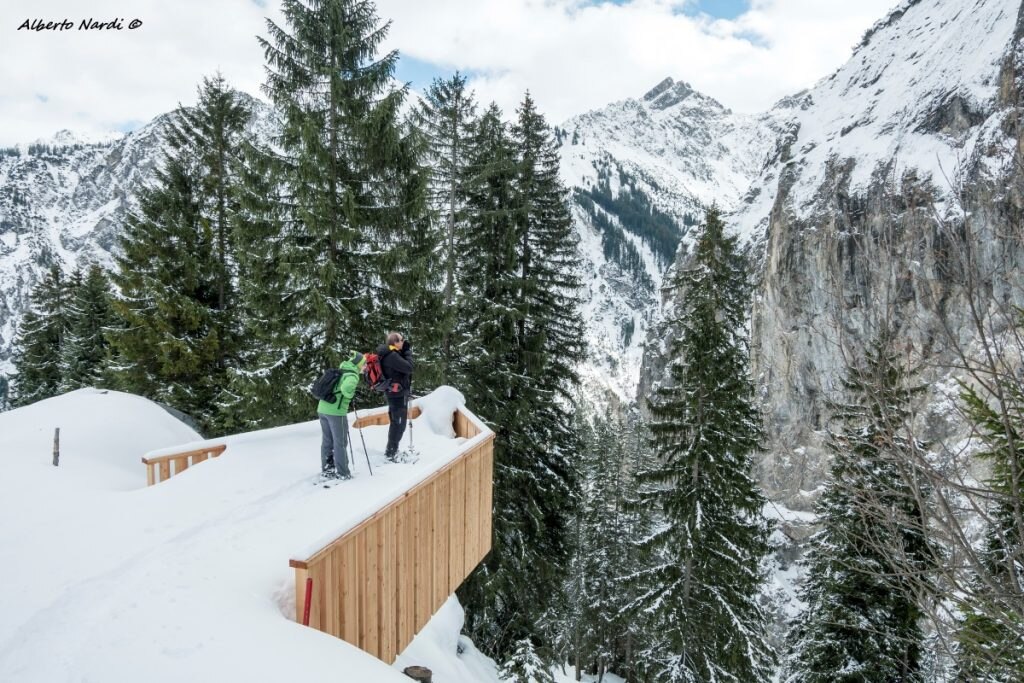 Il balcone panoramico (in legno) di fronte al Muro dell