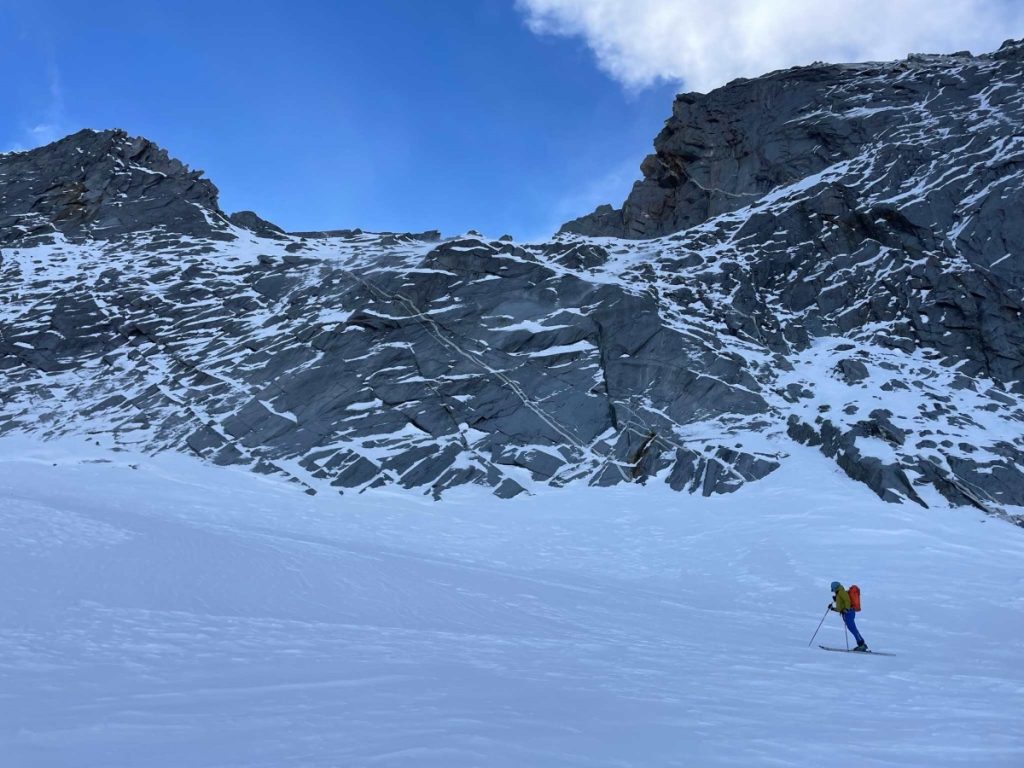 Il bastione di granito attraversato da sciami di vene aplitiche ph. Michele Comi
