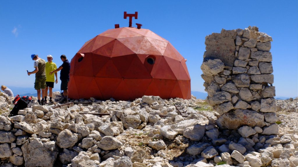 Il bivacco Pelino e i ruderi del rifugio Vittorio Emanuele II, foto SA