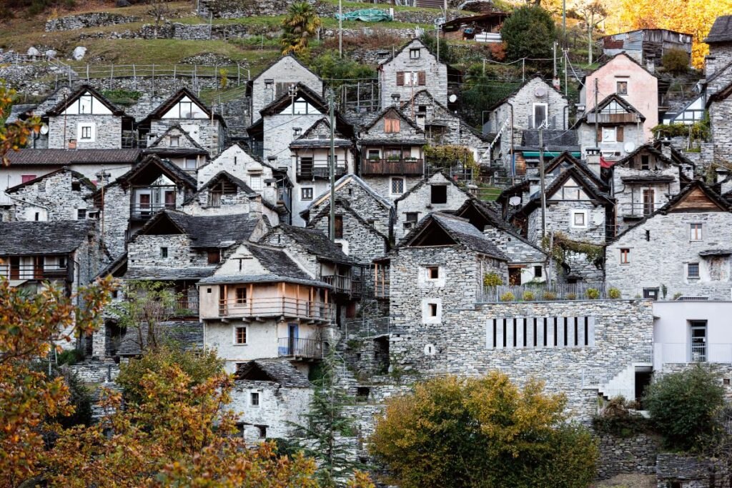 Il borgo di Corippo, in Val Verzasca, oggi albergo diffuso. Foto Stefano Torrione