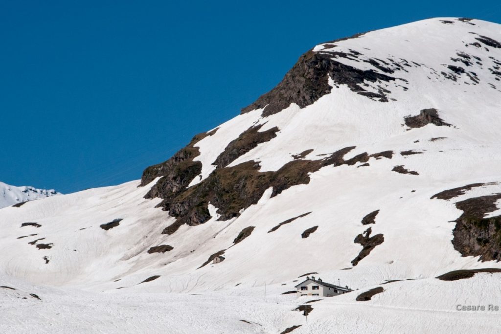 Il rifugio Dondena semi sommerso dalla neve. Foto Cesare Re