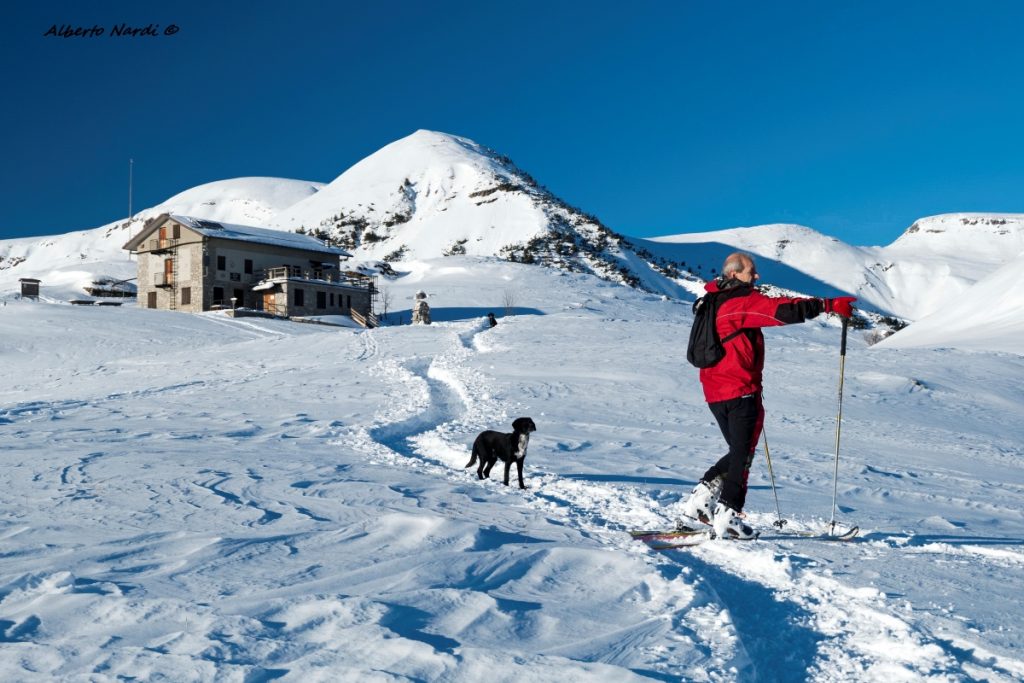 Il rifugio Gherardi, sullo sfondo la Bocchetta di Regadur. Foto Alberto Nardi