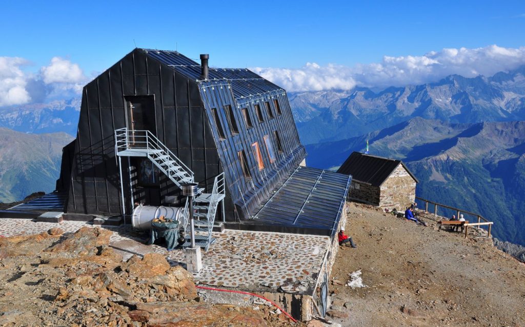 Il rifugio Vioz. Foto Stefano Ardito