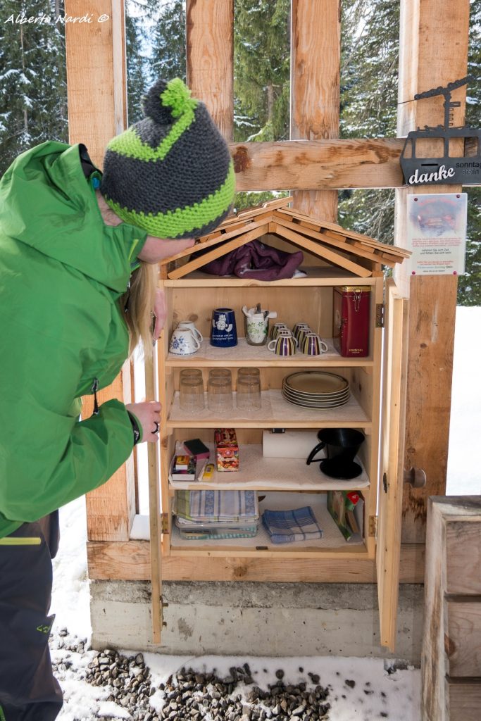 Il ristoro fai-da-te che si incontra lungo il sentiero per Sonntag. Foto Alberto Nardi