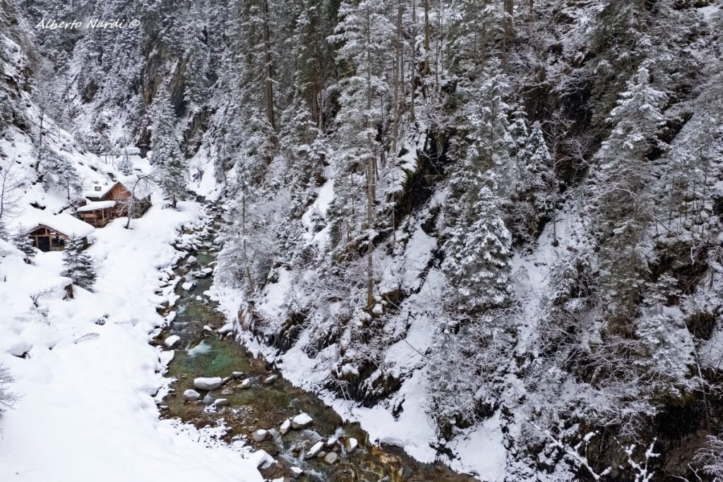 Il torrente Untersulzbach, compagno di itinerari da effettuare con le ciaspole. Foto Alberto Nardi