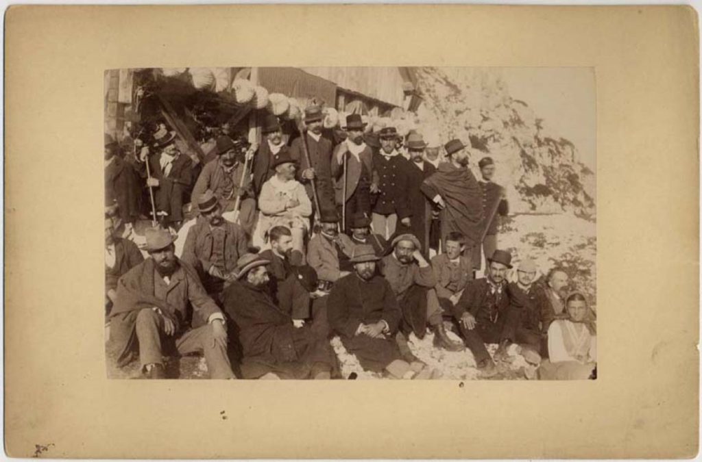 Inaugurazione del Ricovero Nevea nel gruppo del Monte Canin. @Archivio Società Alpina Friulana