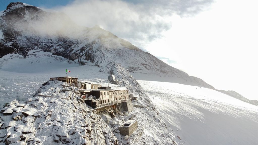 La Capanna Giovanni Gnifetti. FB Rifugi Monterosa