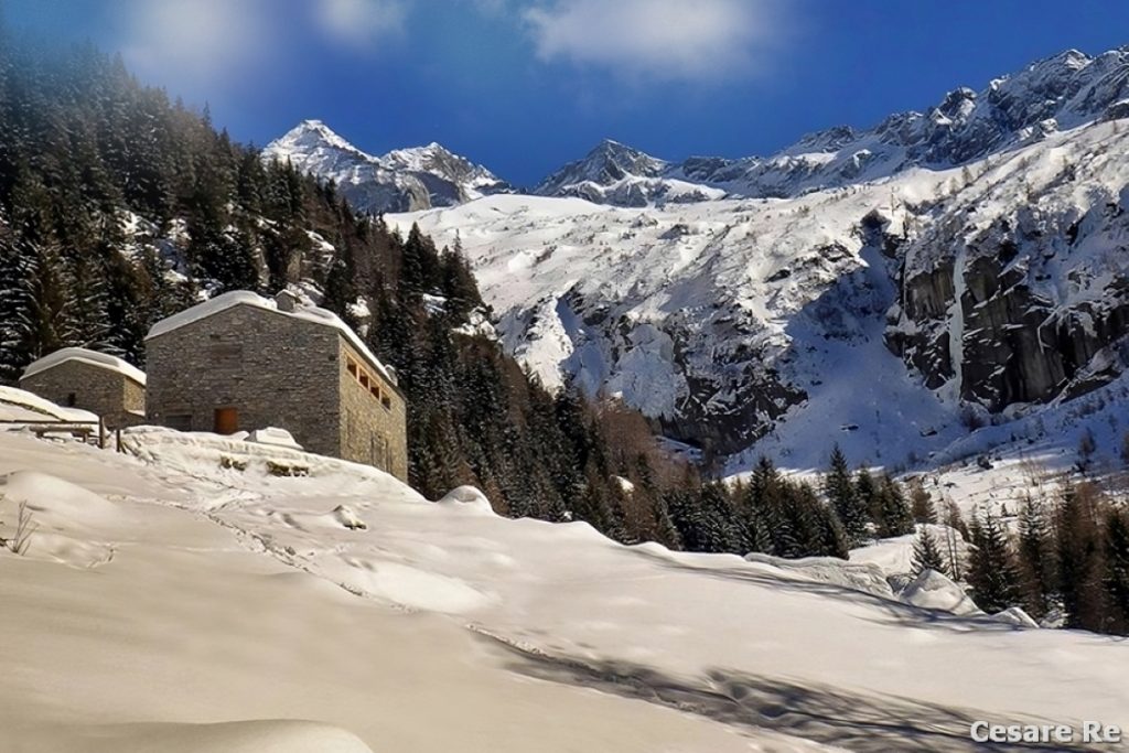 La Casera Pioda, sovrastata dal Monte Pioda e dal Disgrazia. Foto Cesare Re