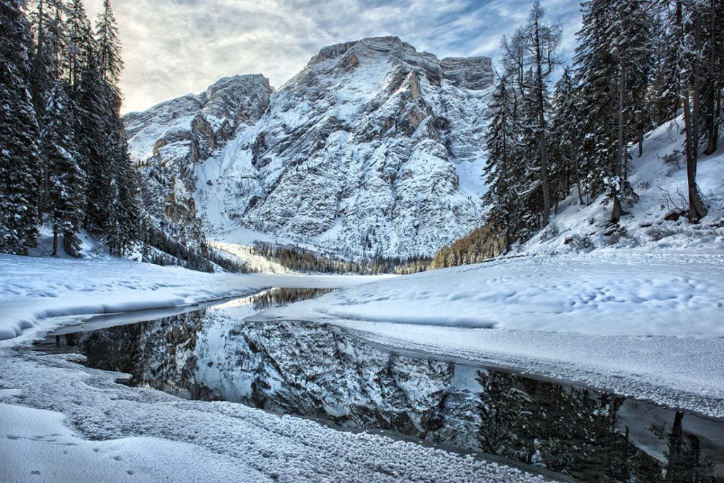 La Croda del Becco sopra il Lago di Braies. Foto Roberto Carnevali