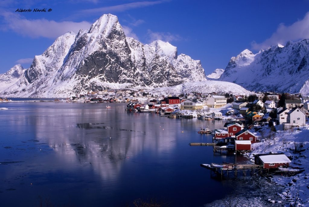 La baia di Reine circondata dalle montagne. Foto Alberto Nardi