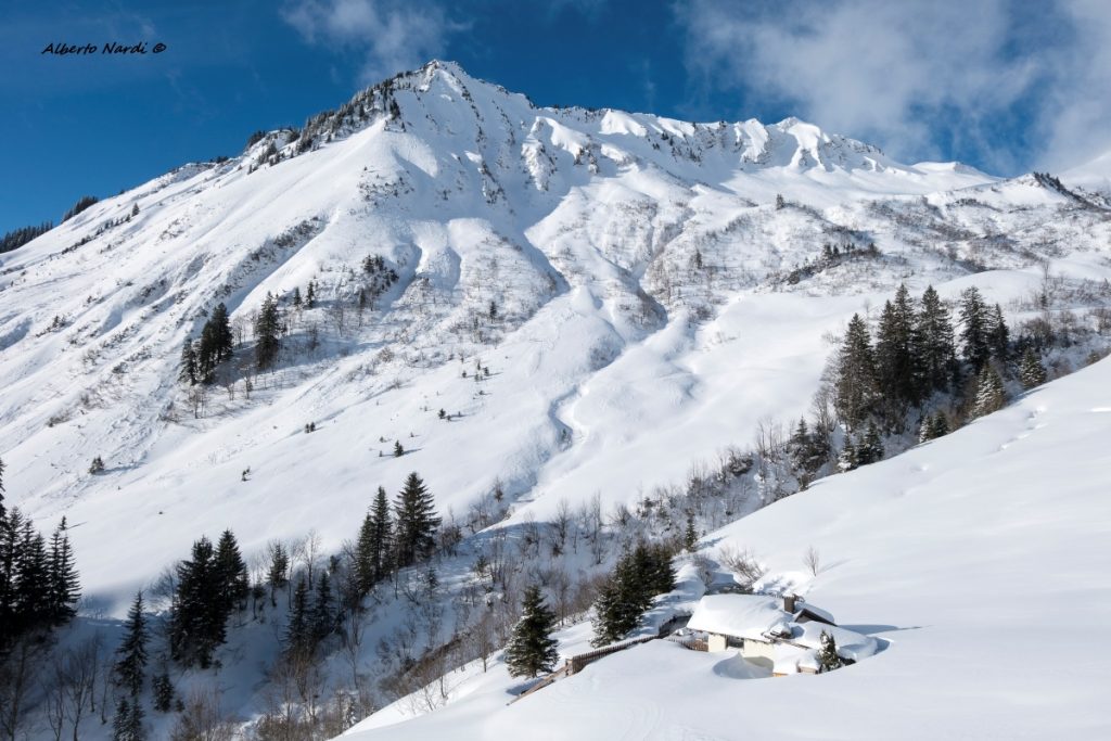 La baita isolata ai piedi del Turtschhorn che si raggiunge dal Passo di Faschina. Foto Alberto Nardi