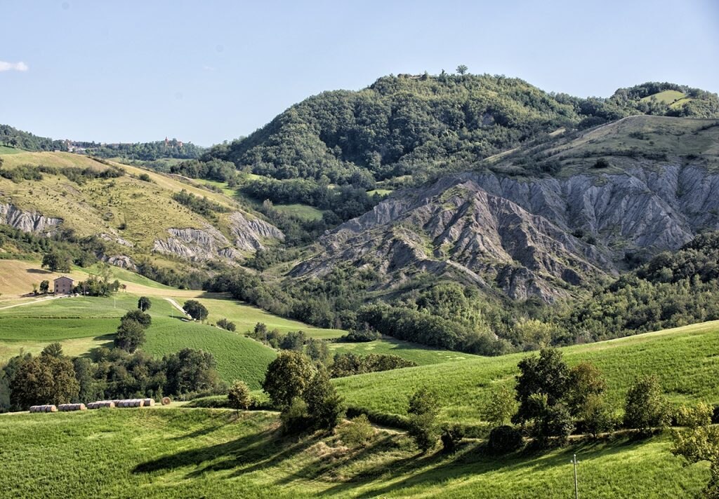 La conca con i calanchi delle Salse di Nirano. Foto Roberto Carnevali