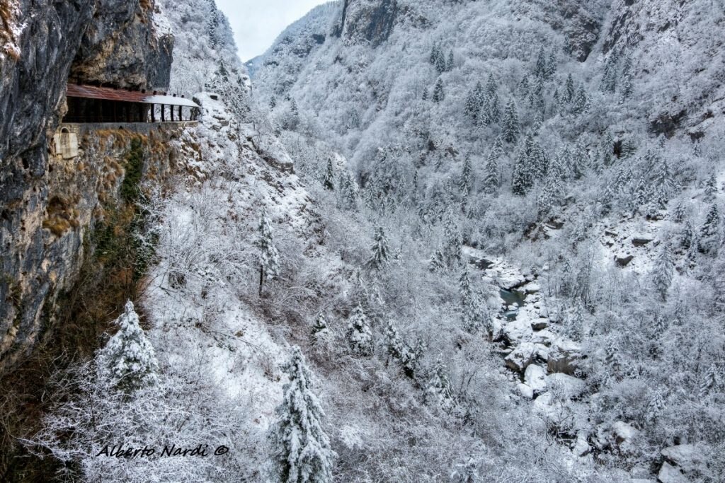 La forra scavata dal torrente Dezzo dove è stata tracciata la Via Mala