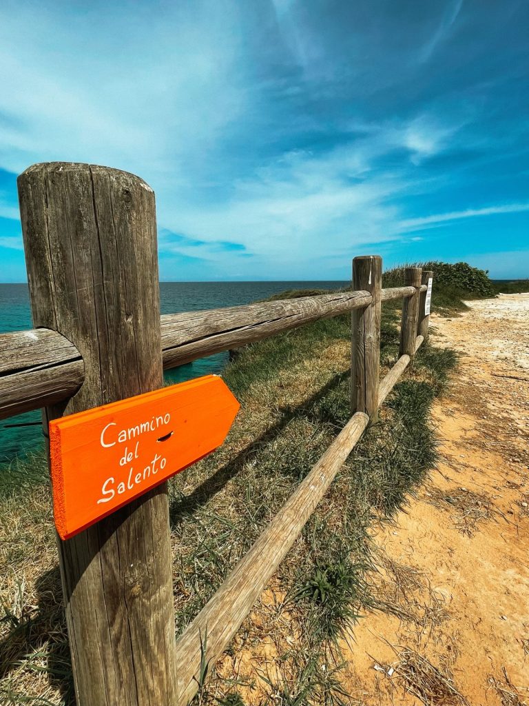 La freccia arancione che accompagna per tutto il percorso @Archivio Cammino del Salento