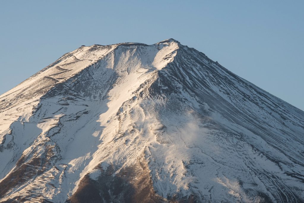 La parte sommitale della montagna. A sinistra una delle vie di salita @ AdobeStock