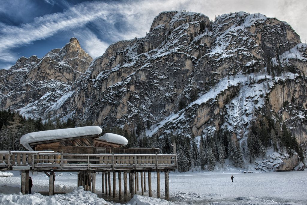 La rimessa delle barche e il Sasso del Signore. Foto Roberto Carnevali