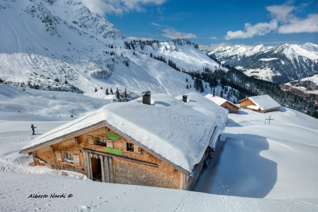 Le case di Oberpartnomalpe, meta di una bella salita con le ciaspole. Foto Alberto Nardi