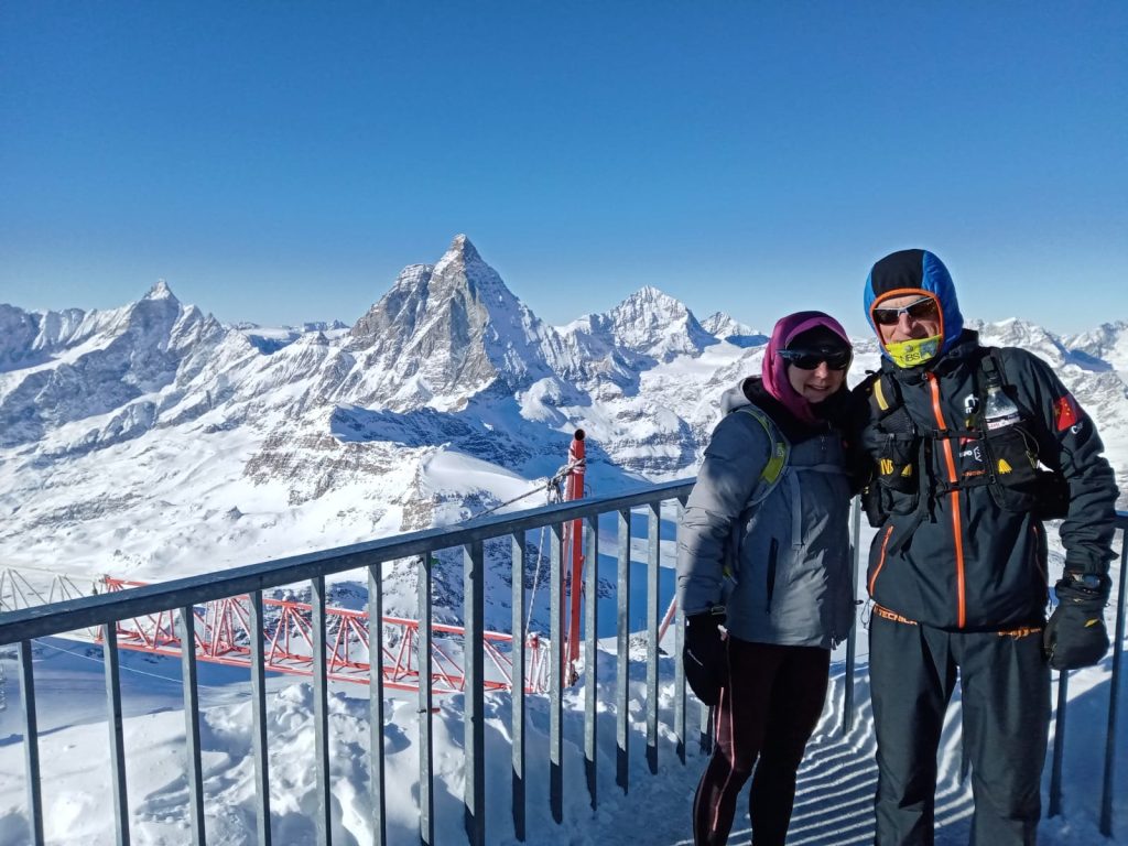 Lisa Borzani con il marito Paolo durante un allenamento in quota con vista sul Cervino