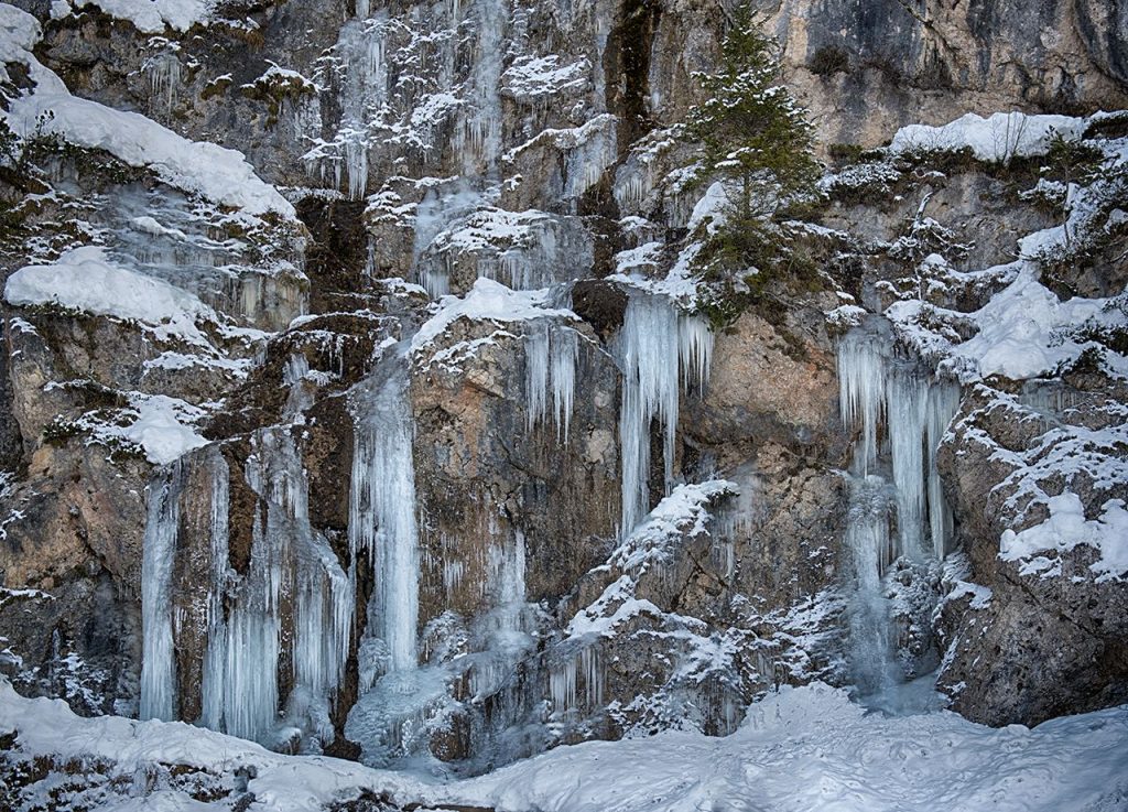 Lo spettacolo delle pareti intorno al lago. Foto Roberto Carnevali