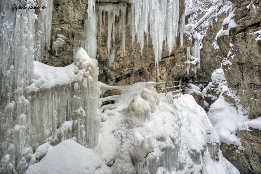 Passerelle e stalattiti di ghiaccio nelle gole del Breitachklamm. Foto Alberto Nardi