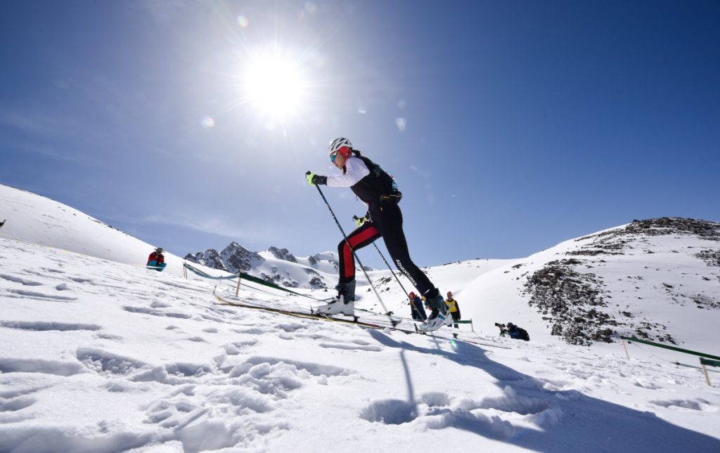 Per le escursioni di skialp e per lo sci fuoripista è obbligatorio dotarsi di Artva, pala e sonda @Ansa
