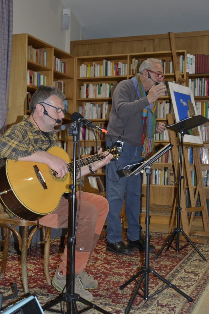 Rossi e Pernettaz durante una rappresentazione di Conte dai monti