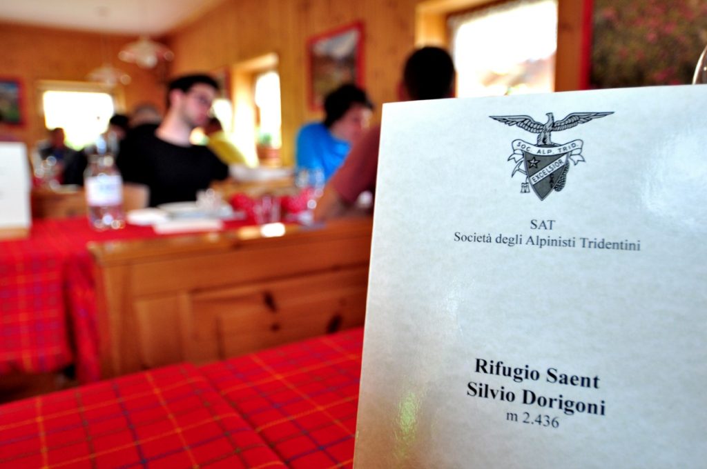 Sala da pranzo del rifugio Dorigoni. Foto Stefano Ardito