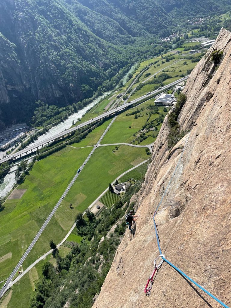 Si arrampica a bassa quota, proprio sopra la Dora Baltea e l