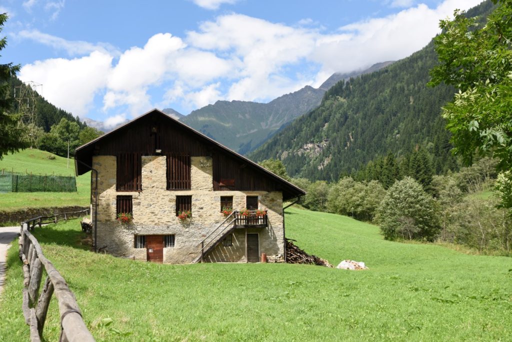 Tradizionale, ben ristrutturata e nel verde. La combinazione vincente. Foto AdobeStock