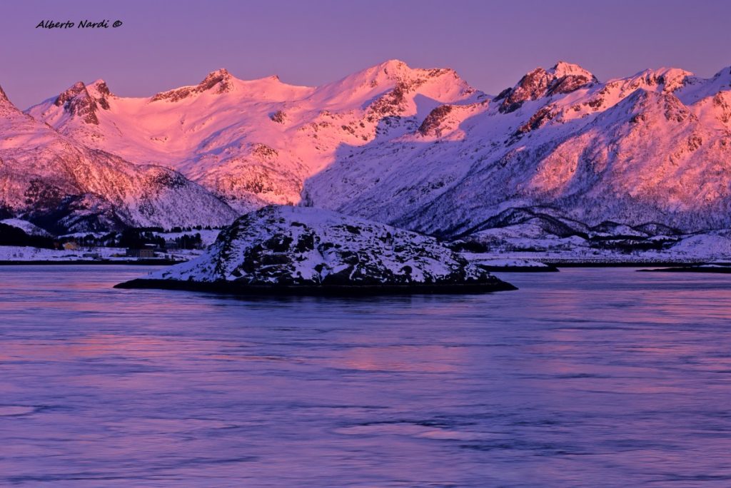 Tramonto sui monti che si affacciano sul canale Norway. Foto Alberto Nardi