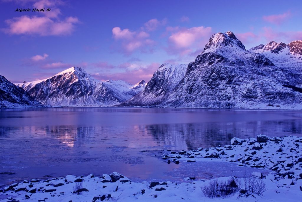 Tramonto sulle montagne delle Lofoten. Foto Alberto Nardi