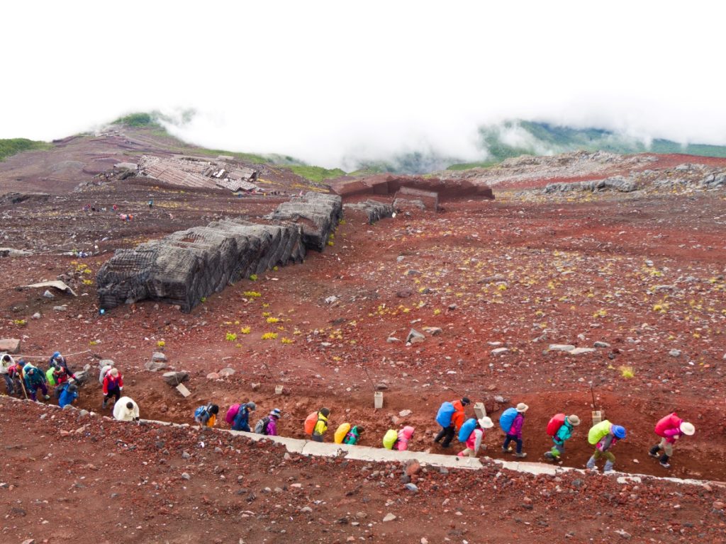 Tutti in fila verso la cima @ AdobeStock