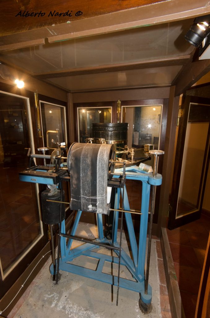 Un antico sismografo nel Museo Vulcanologico. Foto Alberto Nardi