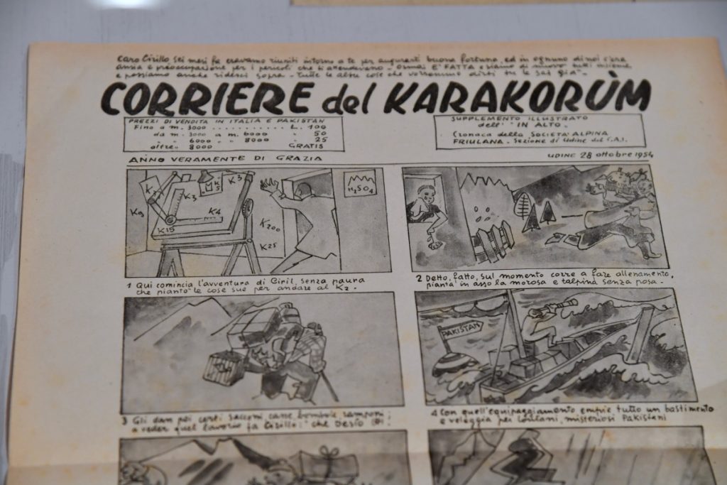 Un curioso giornalino alla mostra dedicata al K2, foto di Alberto Cella