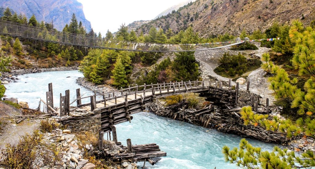Un ponticello in legno nella parte a bassa quota del circuito. Foto AdobeStock