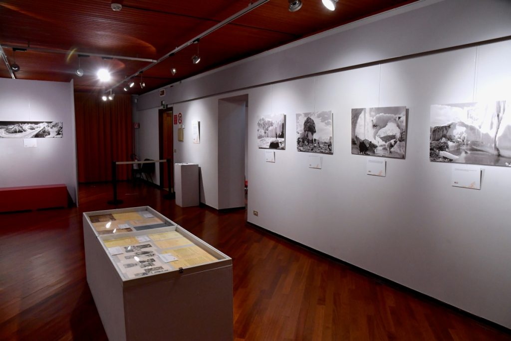 Una sala della mostra di Tolmezzo sul K2, foto di Alberto Cella