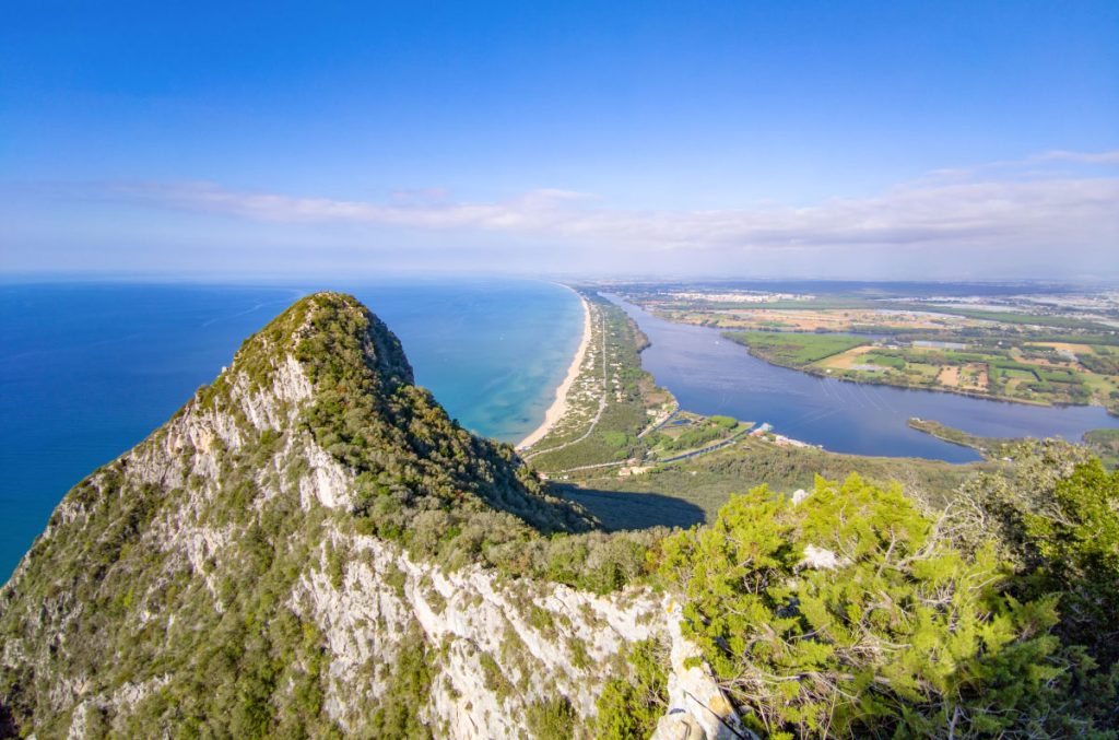 Il lago costiero di Paola visto dalla vetta del promontorio @ AdobeStock