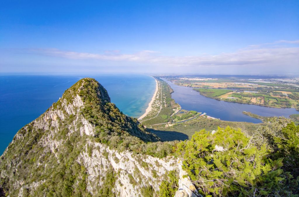 Il lago costiero di Paola visto dalla vetta del promontorio @ AdobeStock