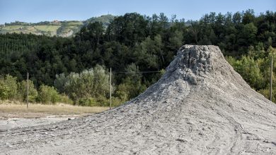 Uno dei coni vulcanici delle Salse di Nirano. Foto RobertoCarnevali