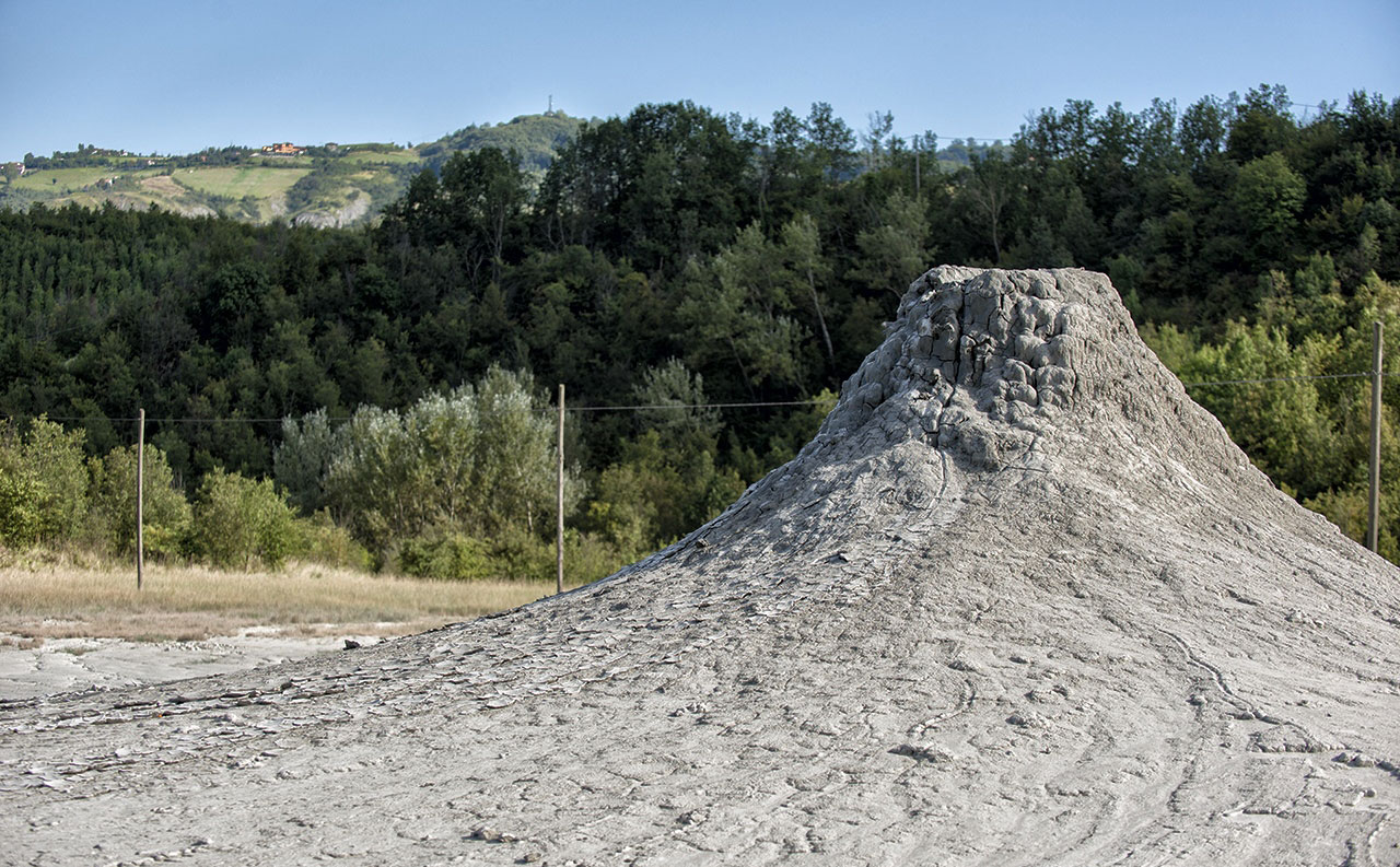 Salse di Nirano, quei vulcani in miniatura tra i calanchi del Modenese