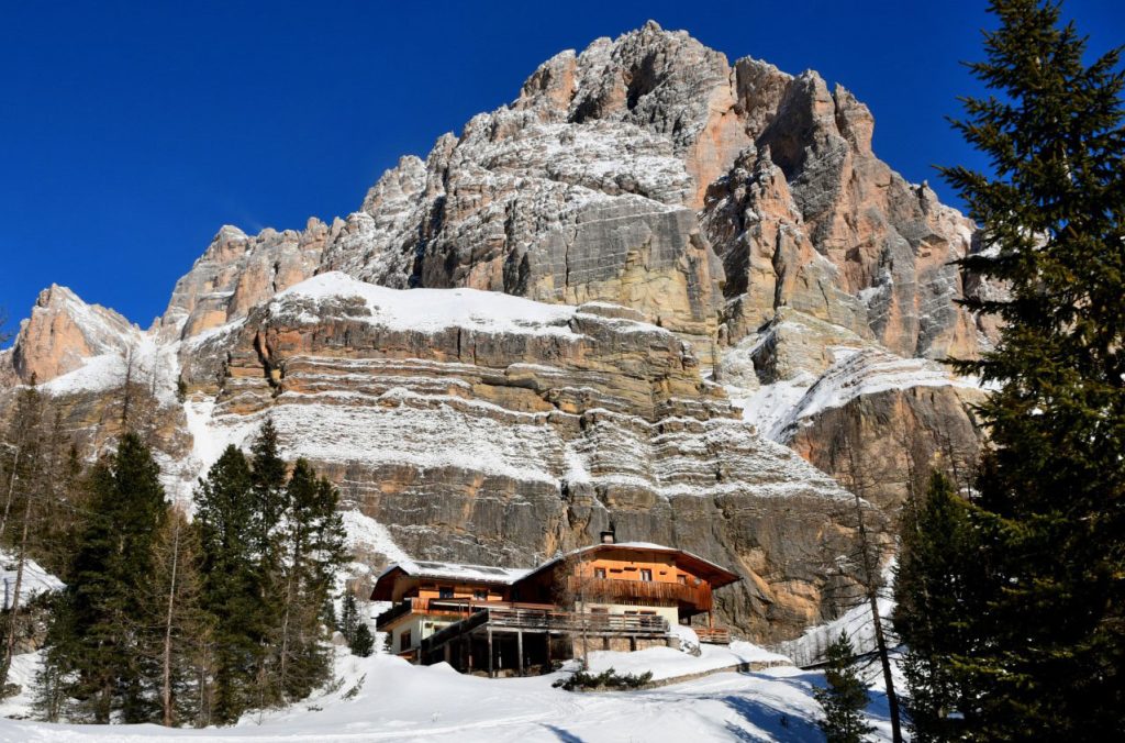 Il rifugio Dibona e la Punta Anna, foto SA