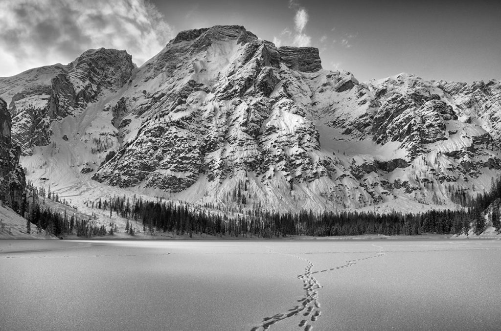 Il lago di Braies e la Croda del Becco. Foto Roberto Carnevali