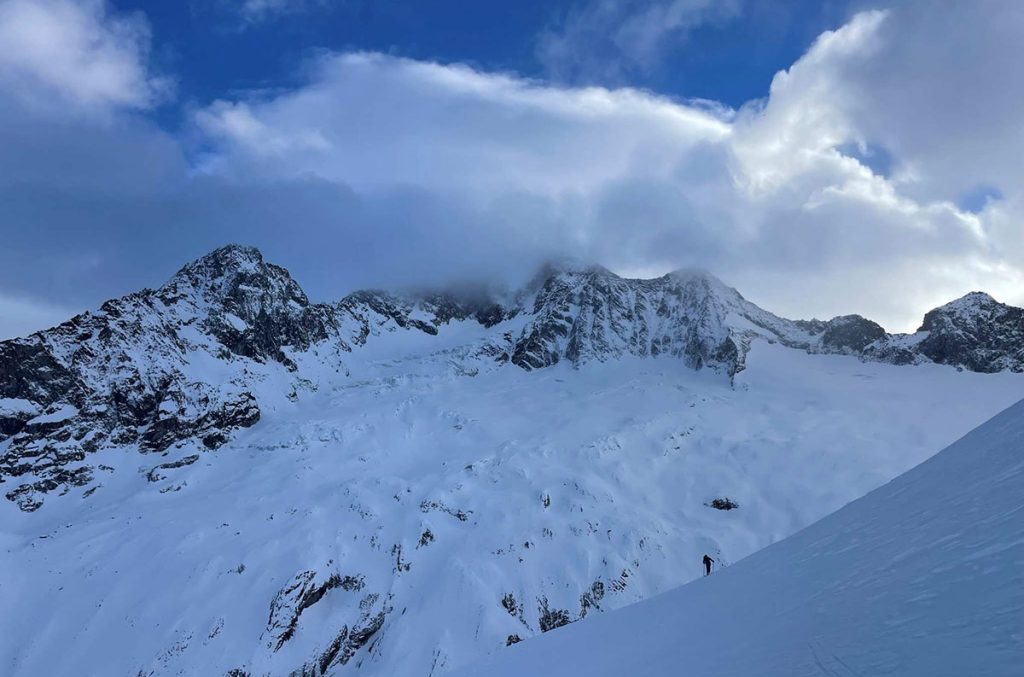 Attraversiamo terrazzi sospesi, dove la potente bellezza della grande parete Nord che abbiamo davanti allevia la fatica dello zaino pesante Ph Michele Comi