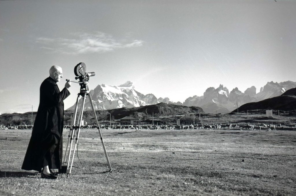 Padre De Agostini cineasta in Patagonia. Foto Archivio Salesiano Centrale